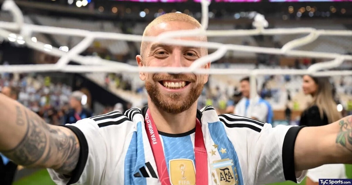 Чемпион мира из Катара 2022 отмечает двукратное победы Скалони