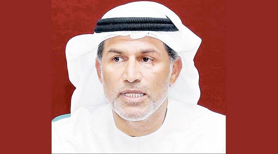 Dr. Naser Al-Tamimi presents gift to leadership