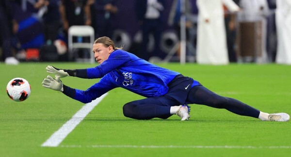 Safonov saved penalties with a broken hand to give PSG victory
