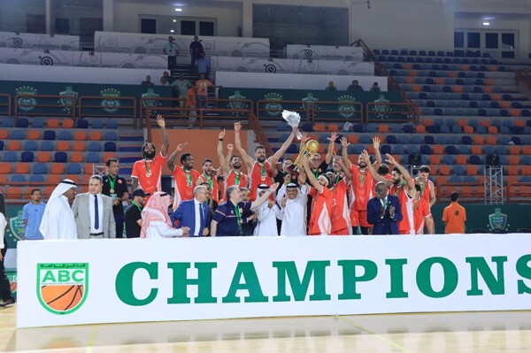 Катарская арабская команда выиграла чемпионат арабских команд по баскетболу